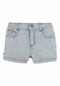 Shorts in denim a righe blu navy e bianche. Presentano una chiusura con bottone, cinque tasche e cuciture a contrasto. Logo del marchio sulla tasca frontale.