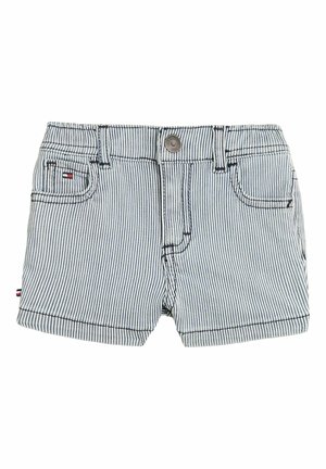 Shorts in denim a righe blu navy e bianche. Presentano una chiusura con bottone, cinque tasche e cuciture a contrasto. Logo del marchio sulla tasca frontale.