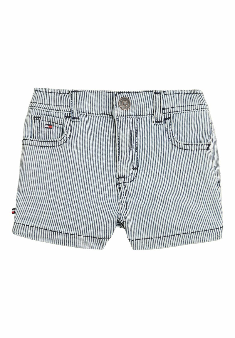 Shorts in denim a righe blu navy e bianche. Presentano una chiusura con bottone, cinque tasche e cuciture a contrasto. Logo del marchio sulla tasca frontale.