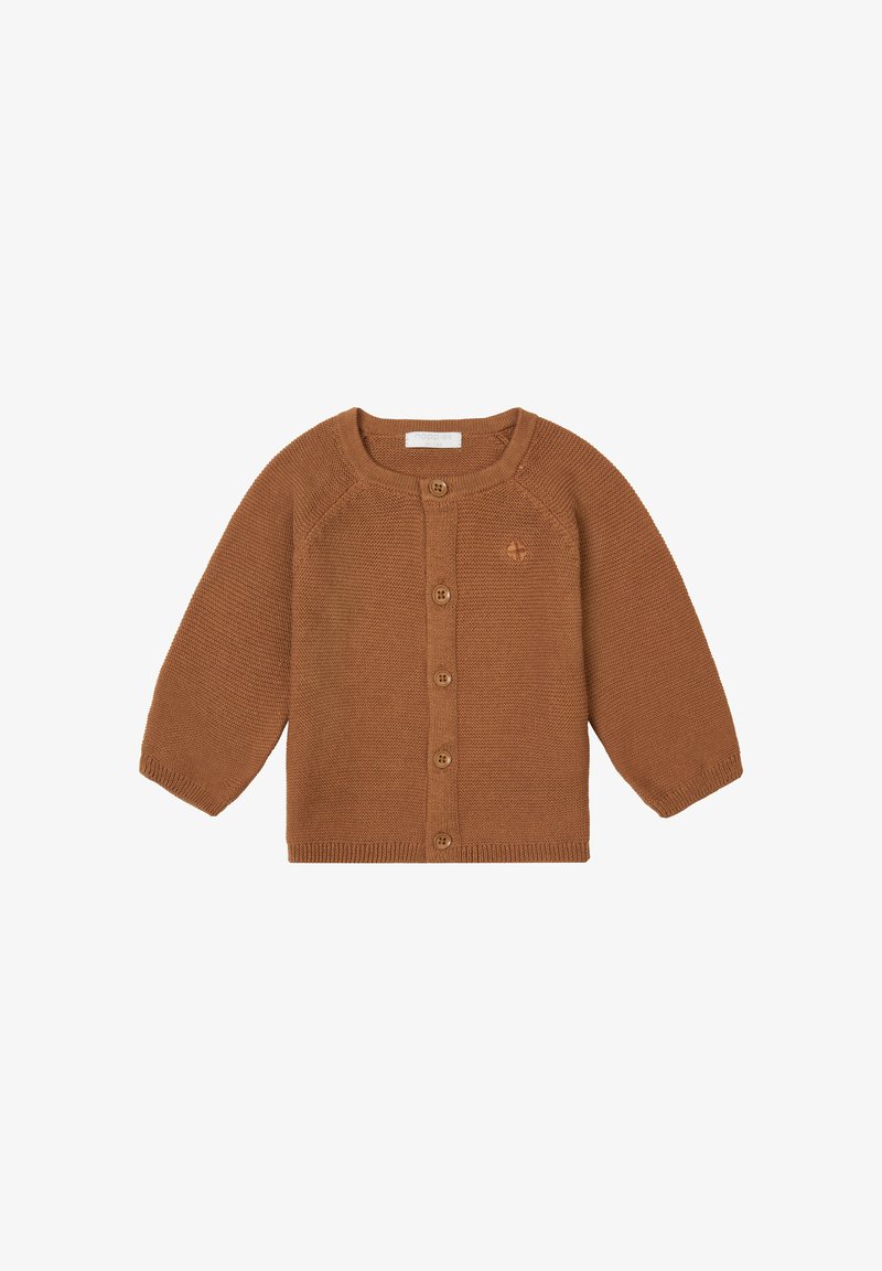 Brun strikket cardigan med rund halsudskæring, lange ærmer og fem-knaps lukning foran. Har en struktureret vævning og et lille emblem på brystet.