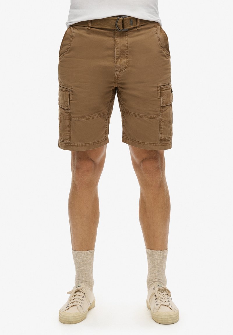 Cargo shorts i lysebrun stof, med fire lommer, et bælte og en afslappet pasform. Tekstureret overflade med synlige sømdetaljer.