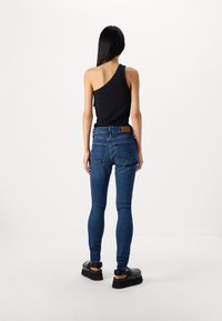 Tommy Hilfiger HARLEM SKINNY - Testhezálló fazon - dark blue denim