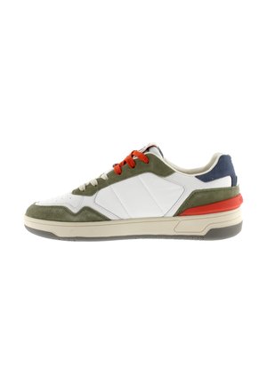 Lage casual sneaker met wit leer, groene suède overlays, rode veters, blauwe hielband en beige zool met grijze grip.