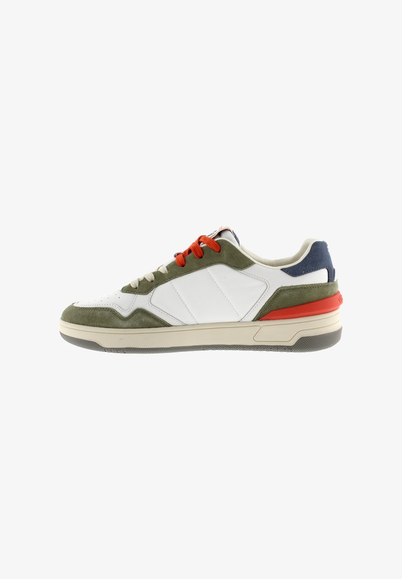 Baskets basses décontractées en cuir blanc, avec des superpositions en suède vert, des lacets rouges, un œillet bleu au talon et une semelle beige avec une bande de roulement grise.