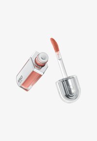 Rouge à lèvres liquide dans un tube transparent et angulaire contenant un liquide teinté de rose. L'applicateur possède une pointe douce et arrondie pour une application précise.