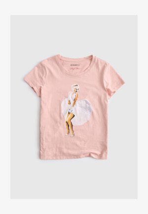Jasnoróżowy t-shirt z krótkim rękawem z nadrukiem kobiety w białej sukience trzymającej ją w klasycznej pozie.