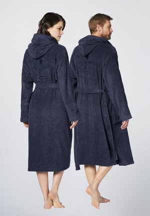 Navy-blue Kapuzenbademäntel aus Frottee mit einem Gürtel und einem gestickten Logo auf dem Rücken, gezeigt von zwei Models von hinten getragen.