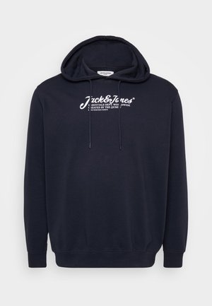 M�ørkeblå hoodie lavet af blødt materiale, med en frontlomme i kanguro-stil, snøretræk til hætten og et hvidt logo trykt på brystet.