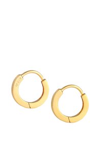 Guldøreringe med en poleret overflade og teksturerede detaljer, der har et enkelt, cirkulært design og en sikker lukkemekanisme.