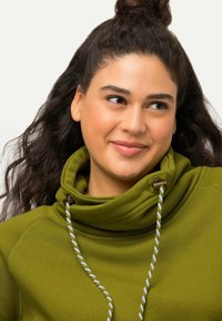 Ulla Popken MIT STEHKRAGEN RAGLANFORM LANGE ÄRMEL  - Felpa - oliv