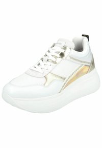 Hvid sneaker med mesh- og glatte læderpaneler, gyldne metal detaljer, snørebånd foran, polstret sål og en tekstureret hæl.