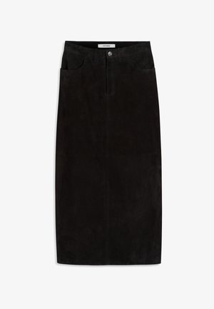 Schwarzer Wildleder-Bleistiftrock mit glatter Oberfläche, fünf Taschen, einer Knopfverschluss vorne und einem geraden Schnitt.