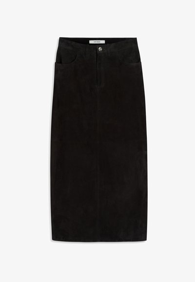 Zwarte suède kokerrok met een gladde textuur, voorzien van vijf zakken, een sluiting met voorknop en een rechte snit.
