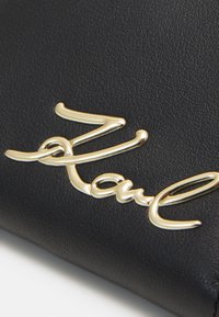 KARL LAGERFELD MEDIUM SIGNATURE ZIP - Portafoglio - black/gold-coloured