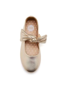 Ballet flat in metallo dorato con un accento a fiocco annodato, punta rotonda e una soletta a fantasia stellata di colore chiaro. Texture liscia in tutto il corpo.