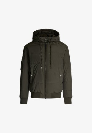 Olivgrüner gepolsterter Mantel mit Kapuze, Frontreißverschluss, Zugkordel und gerippten Bündchen. Verfügt über Seitentaschen und eine mit Reißverschluss versehenen Armtasche.