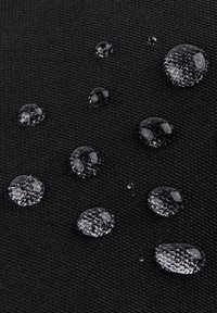 Fekete, textúrált szövet, amelyen látható vízcseppek találhatók a felszínen, bemutatva a vízálló tulajdonságait és az egyenletes szövési mintát.