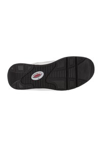 Zwarte rubberen schoenen zool met een gestructureerd patroon, voorzien van groeven en verhoogde secties voor grip. Centraal logo in rood en grijs.