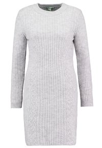 Ljusgrå ribbad stickad klänning med kabelstickade mönster, långa ärmar och rund halsringning. Mjuk textur och knälång design.