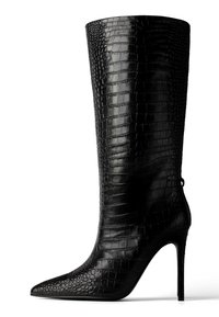 Fekete, térd fölé érő csizma, amely texturált műbőrből készült, krokodil mintázattal, hegyes orral és magas tűsarkúval.