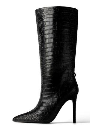 Czarne, wysokie botki do kolan z teksturowanej sztucznej skóry z wzorem krokodylej skóry, w szpic, z wysokim obcasem w kształcie szpilki.