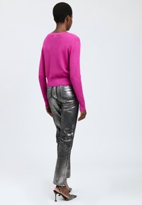 INFLUENCER RHINESTONES - Chaqueta de punto - fuchsia