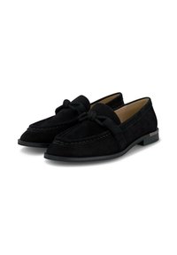 Zwarte suède loafers met een knoopdetail, voorzien van een gestikt ontwerp, puntige neus en een lage zwarte zool. Gladde binnenvoering.