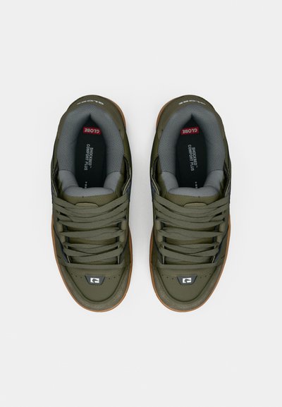 Baskets Globe TILT PRIME Homme - Marron Olive - Taille 43 EU - Skate Style