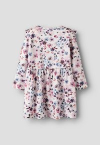 Abito per toddler a maniche lunghe con un motivo floreale rosa, viola e blu su tessuto bianco, con vita arricciata e scollatura rotonda.