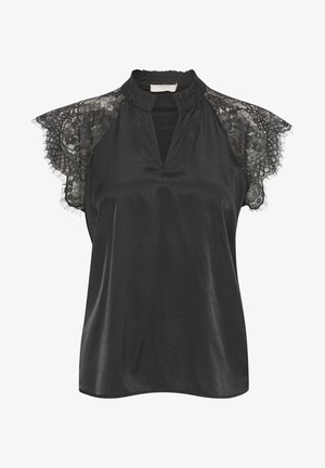 Crna majica s visokim ovratnikom, čipkastim kratkim rukavima i blagim prednjim prorezom. Tkanina je glatka s blagim sjajem. Rastrgane čipkaste ivice.