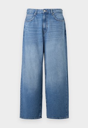Jeans de denim de pierna ancha en azul claro con un acabado ligeramente deslavado. Presenta un diseño clásico de cinco bolsillos y cierre de botón metálico.