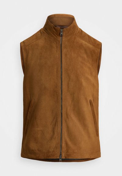 Gilet sans manches en cuir suédé marron avec col montant, fermeture éclair sur le devant et deux poches latérales verticales sur un fond blanc.