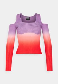 Rippstrick-Oberteil mit Cold-Shoulder-Design, das einen Ombre-Gradienten von Lila zu Rot aufweist. Lange Ärmel, figurbetonte Silhouette und quadratischer Ausschnitt.