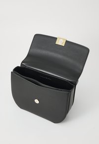 Borsa a mano in pelle nera con forma rettangolare, chiusura in metallo dorato e un ampio interno con due scomparti.