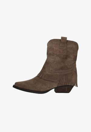 Brauner Wildleder-Cowboy-Stiefelette mit Fransen, spitz zulaufender Zehenpartie und niedrigem, geschichtetem Holzabsatz vor weißem Hintergrund.