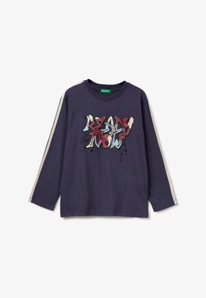 Granatowa koszulka z długim rękawem z wielokolorowym haftowanym wzorem z napisem "READY NOW for Change" oraz beżowymi paskami na ramionach. Miękka tkanina.