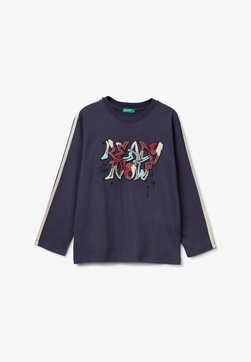 Navy longsleeve T-shirt met een meerkleurig geborduurd ontwerp met de tekst "READY NOW for Change" en beige schouderstrepen. Zacht materiaal.