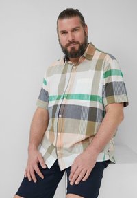 Kurzarm-Karottenhemd in den Farben Grün, Pfirsich, Grau und Weiß mit einer Brusttasche, aus leichtem Stoff gefertigt.
