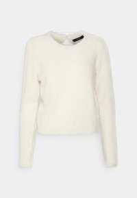 Pull blanc duveteux à manches longues, col rond et design court. Texture douce avec un léger éclat ; détail découpé au niveau de l'encolure arrière.