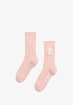 Hellrosa Baumwollsocken mit gerippter Textur. Mit einem weißen Logo an der Seite und einer verstärkten Zehenpartie. Standard Crew-Länge.