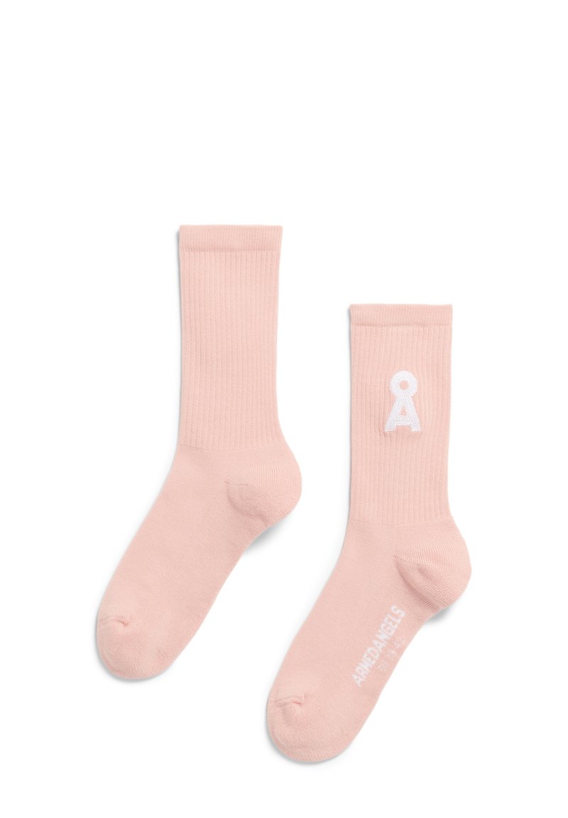 Chaussettes en coton rose clair avec texture côtelée. Présentent un logo blanc sur le côté et un orteil renforcé. Longueur standard de type crew.