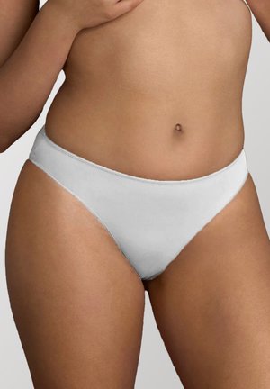 Slip bikini bianco in cotone con una superficie liscia e bordi puliti, caratterizzato da una vita a taglio standard e senza motivi o hardware visibili.