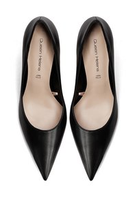 Tacchi a punta in pelle nera con una finitura liscia. Presentano un decolté basso e una soletta beige con la scritta "Queen Helena Vera Pelle."