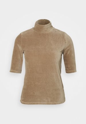 Beiges, geripptes Samtoberteil mit kurzem Rollkragen, schmaler Passform und geradem Saum auf weißem Hintergrund.