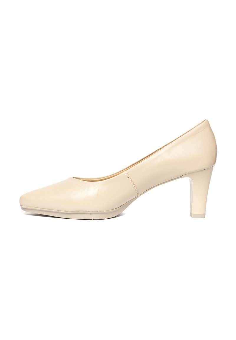 Zapato de tacón alto de cuero beige con punta cuadrada y un tacón modesto. Textura suave sin patrones ni adornos visibles.