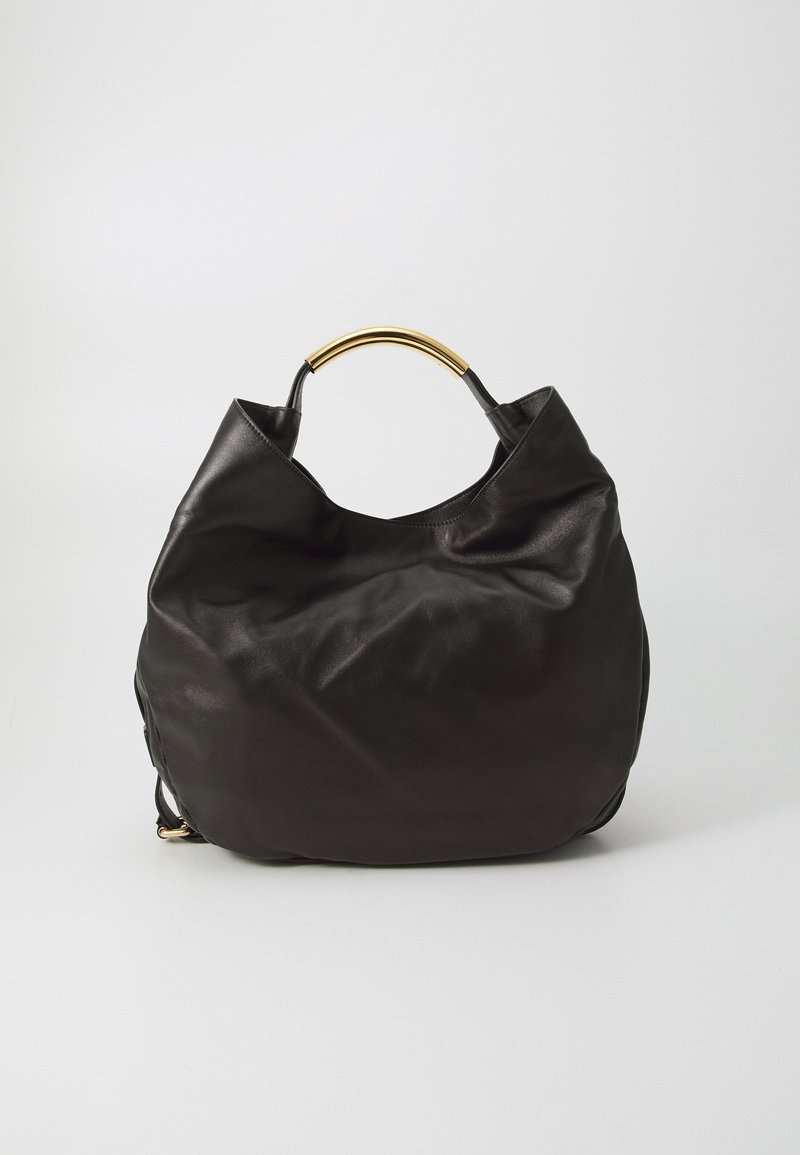 Juodas odinis rankinukas su glotnia tekstūra, turi išlenktą auksinės spalvos metalinę rankeną ir suglebusį, atsipalaidavusį siluetą.