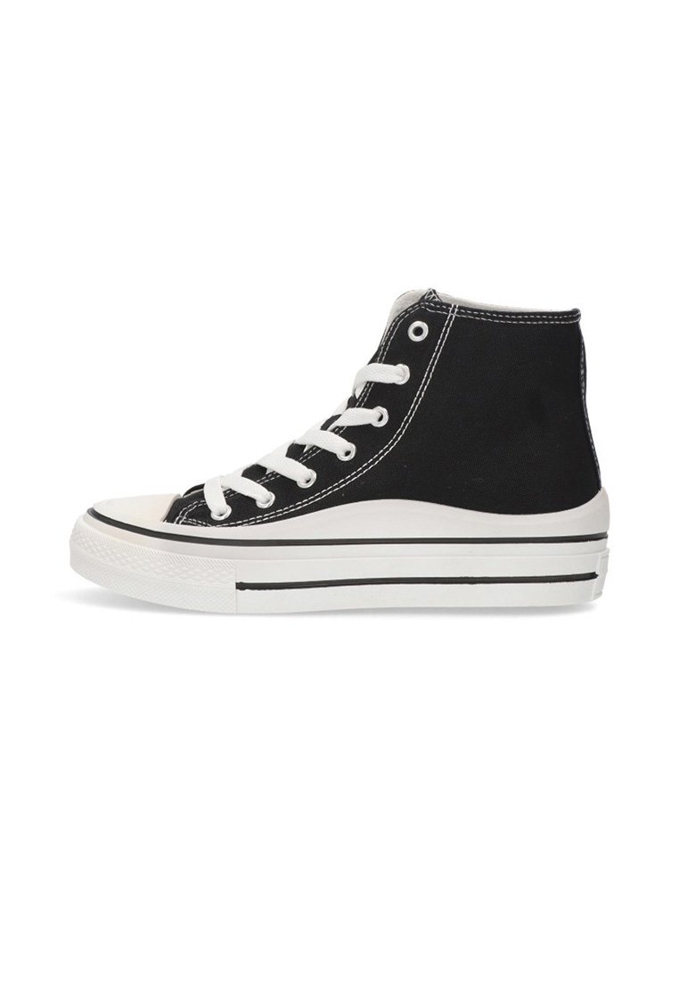 Zapatillas deportivas de caña alta negras de lona, con cordones blancos, suelas de goma y dos rayas negras a lo largo de la base.