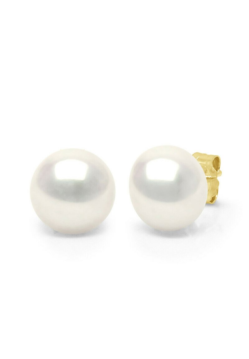 Boucles d'oreilles à clou en perles avec une surface blanche brillante, en forme ovale et un support en métal doré. Texture lisse, design minimaliste, sans motifs.