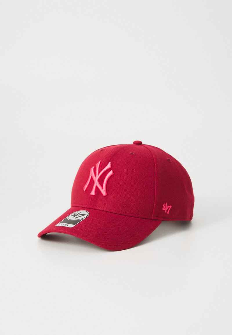 Červená baseballová čiapka vyrobená z látky s vyšitým bielym logom "NY". Šilt je zakrivený a na boku je vyšité logo 47.