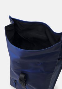 Rains ROLLTOP UNISEX - Hátizsák - storm